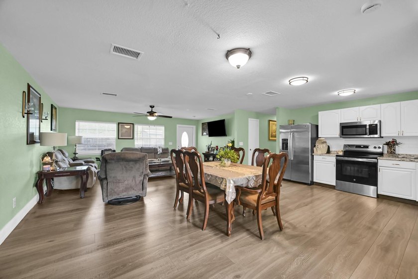 Beautiful 3-bedroom, 2-bathroom home featuring a brand-new roof - photo 8