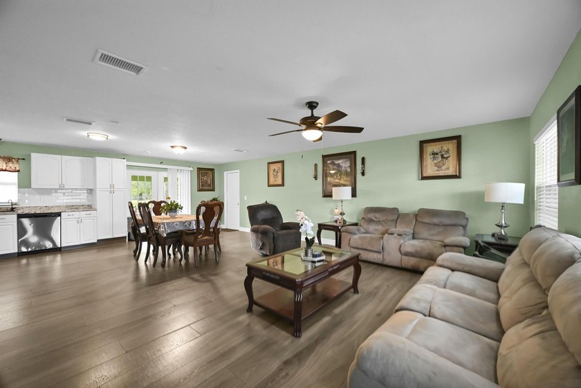 Beautiful 3-bedroom, 2-bathroom home featuring a brand-new roof - photo 9