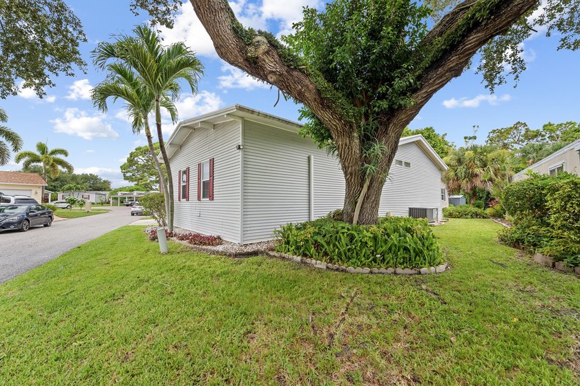 Welcome to this charming 3-bedroom, 2-bathroom waterfront home - photo 6