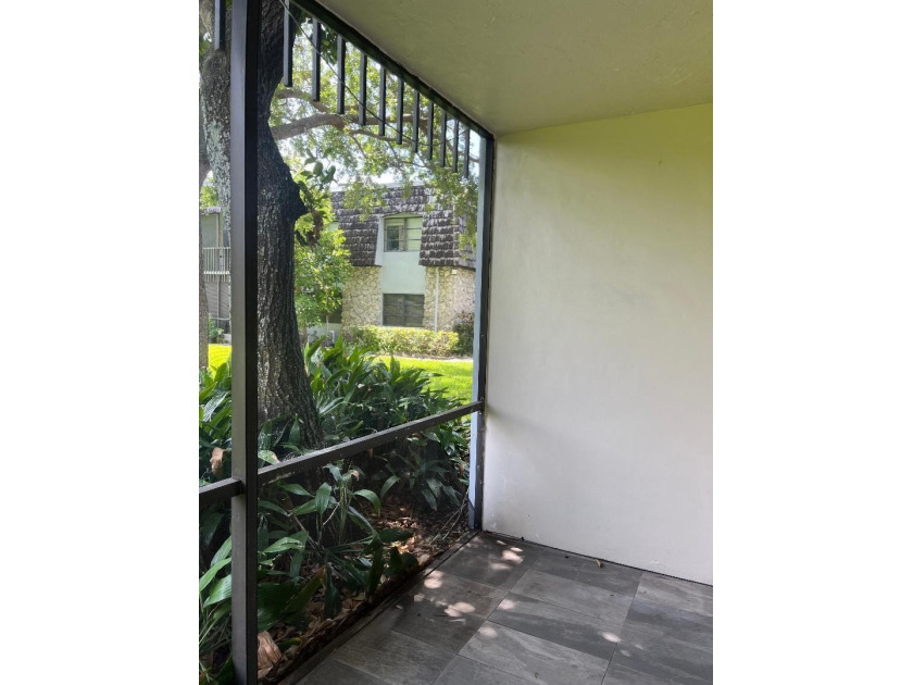 Beautiful 1-bedroom, 1-bathroom unit on first floor, located in - photo 9