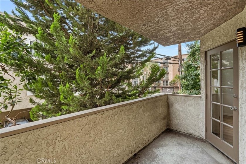 Welcome to effortless downtown living in this beautifully - photo 19