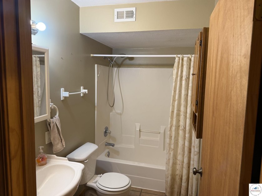 Enjoy the lake lifestyle in this spacious 4-bedroom, 2-bath home - photo 20