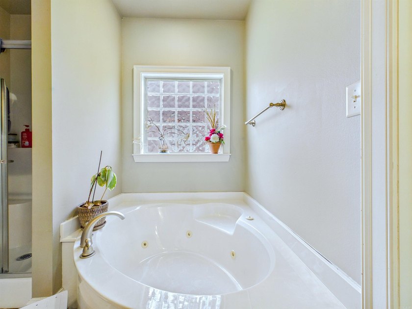 Beautiful brick 3-bedroom, 2-bath home featuring a spacious - photo 22