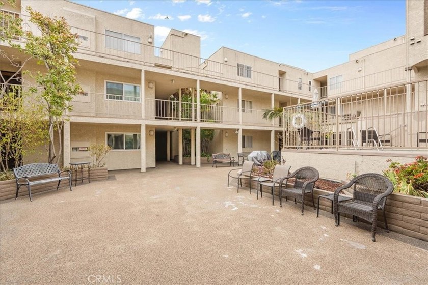 Welcome to effortless downtown living in this beautifully - photo 29