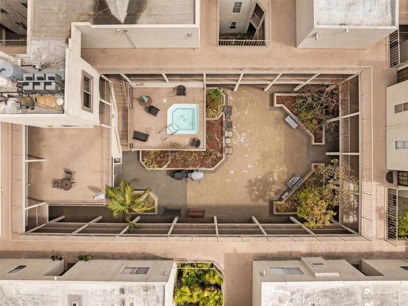 Welcome to effortless downtown living in this beautifully - photo 31