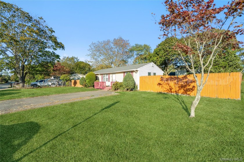 This charming ranch house is a hidden gem in a thriving - photo 2