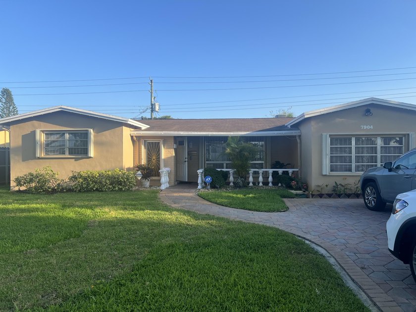 Spacious well maintained 3 bedroom, 2 bathroom single family - photo 2
