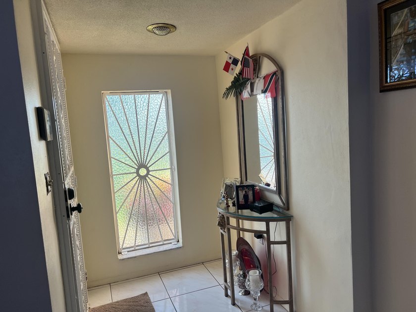 Spacious well maintained 3 bedroom, 2 bathroom single family - photo 3