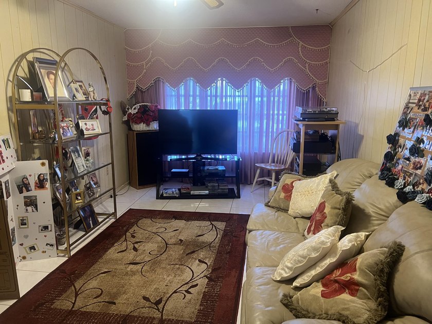 Spacious well maintained 3 bedroom, 2 bathroom single family - photo 8