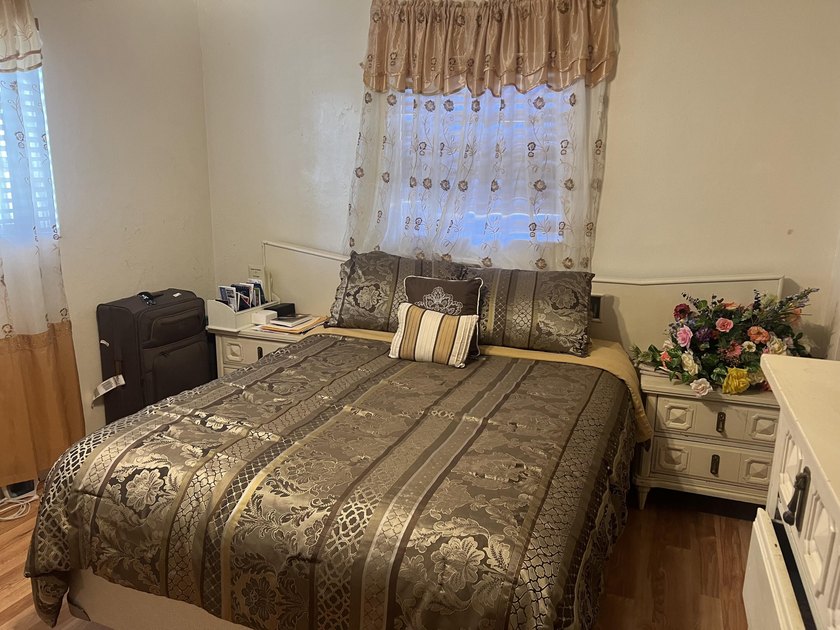 Spacious well maintained 3 bedroom, 2 bathroom single family - photo 9