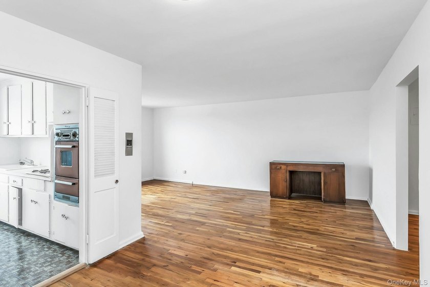 Affordable Spacious One Bedroom Apartment with Manhattan views - photo 12