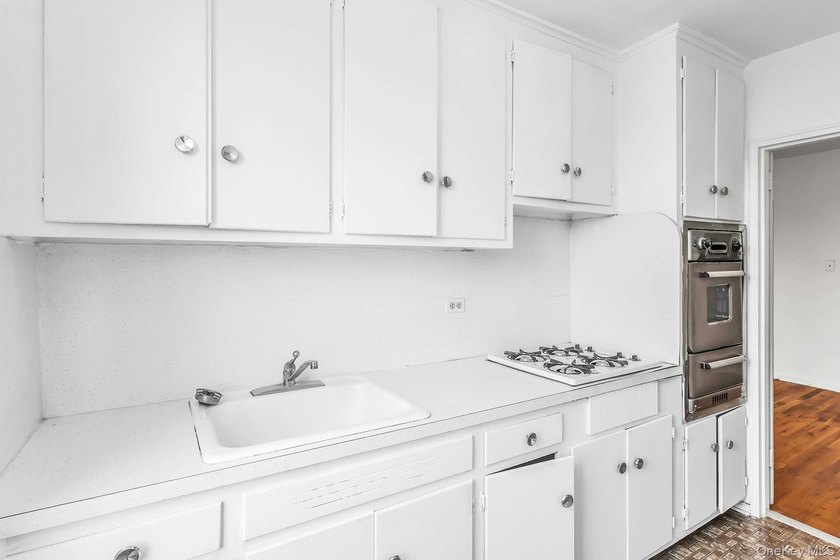 Affordable Spacious One Bedroom Apartment with Manhattan views - photo 14