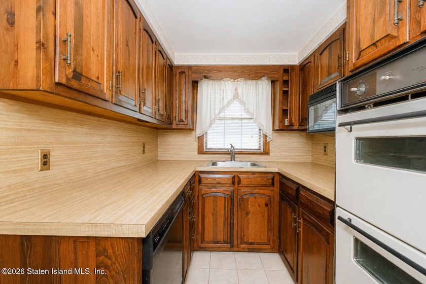 Welcome to 273 Waters Ave, a charming colonial set on a corner - photo 12