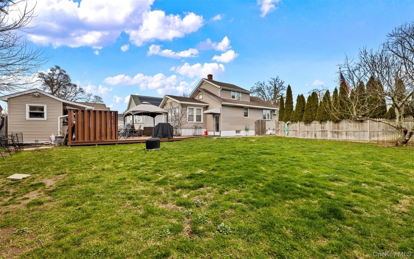 Welcome to this well maintained 3 bedroom home ideally located - photo 23