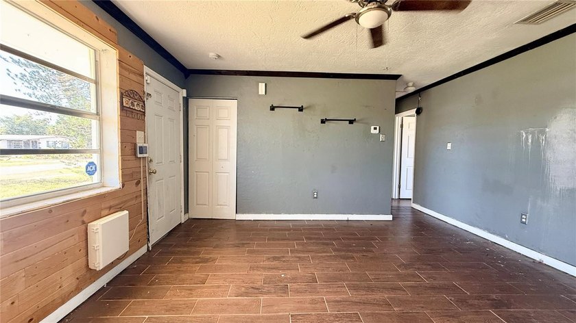 2-bedroom, 1-bath home with a bonus room and tile flooring - photo 3