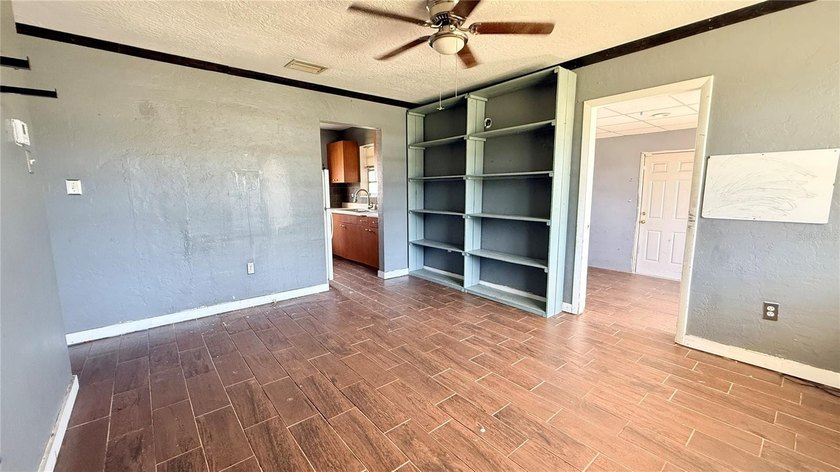 2-bedroom, 1-bath home with a bonus room and tile flooring - photo 4