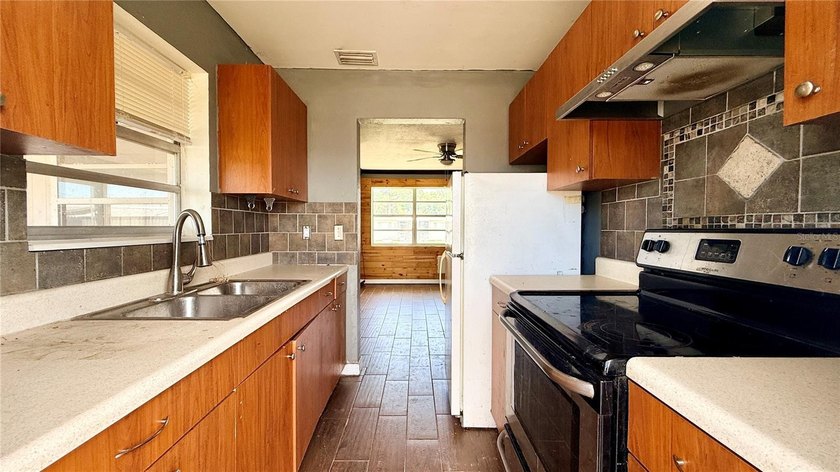2-bedroom, 1-bath home with a bonus room and tile flooring - photo 5