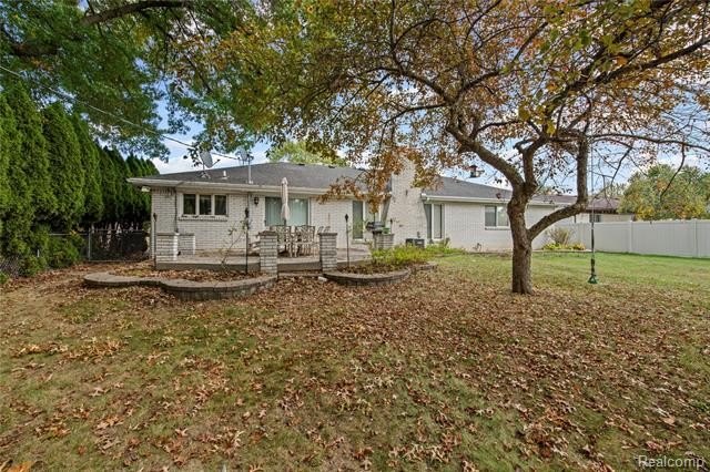 Welcome to 38219 Santa Anna Street in Clinton Township! This - photo 33