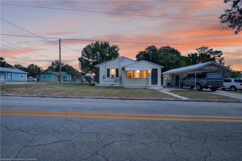 Charming 2-bedroom, 1-bath home conveniently located near - photo 4