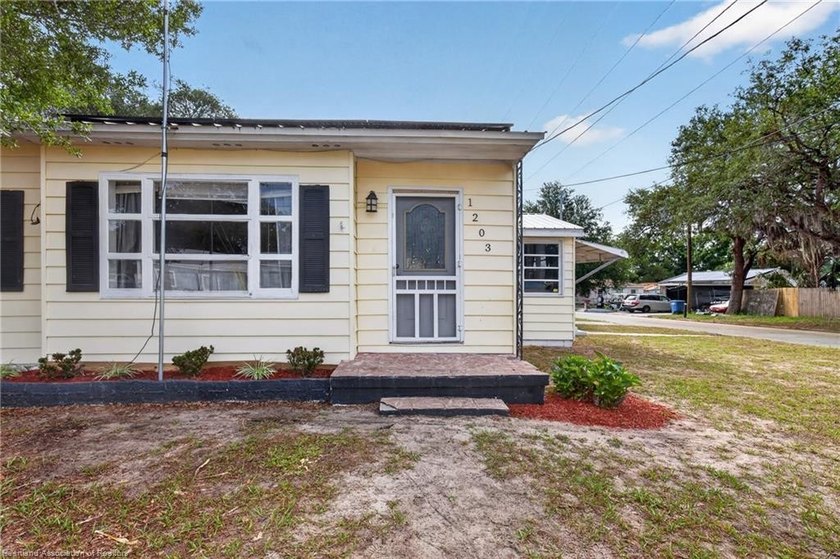Charming 2-bedroom, 1-bath home conveniently located near - photo 5