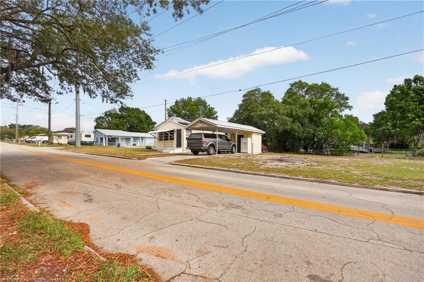 Charming 2-bedroom, 1-bath home conveniently located near - photo 7