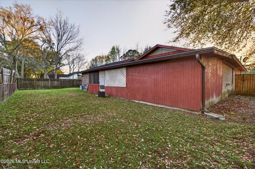 PRICED THOUSANDS BELOW APRRAISED VALUE... Located less than a - photo 27
