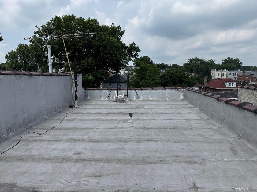 Positioned in the vibrant and commuter-friendly Woodlawn section - photo 15