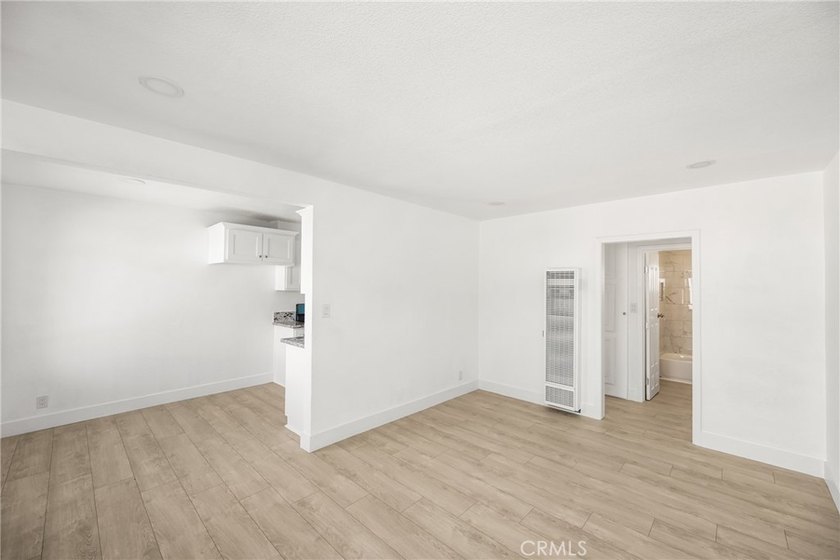 Excellent opportunity to acquire a well-maintained, fully leased - photo 5