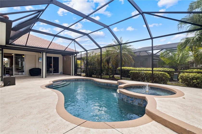 Welcome to the gated community of Bobcat Trail. Here you will - photo 3