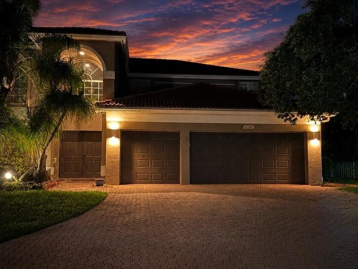 Amazing lakefront pool home tucked away on a quiet cul de sac - photo 2