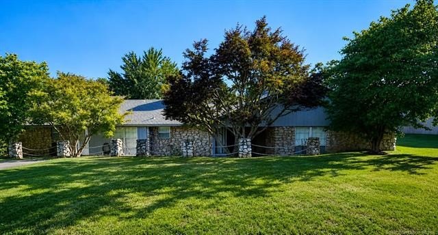 Welcome to lake living at its finest in the desirable Timberlane - photo 4