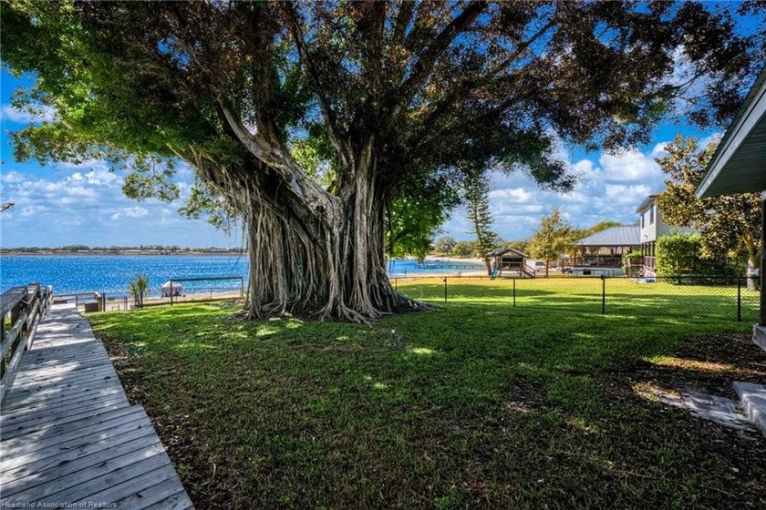 Experience the ultimate lakefront living in Florida with this - photo 4