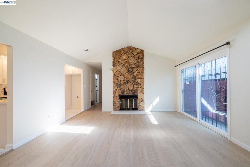 This beautifully and fully remodeled duet-style home, built in - photo 3
