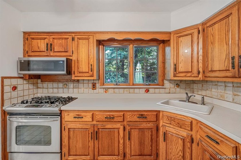 Welcome to 34 Grist Mill Ln. located in the desirable Halesite - photo 14
