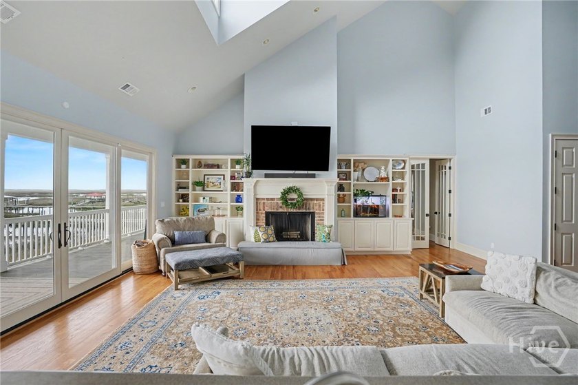 Experience exceptional waterfront living at 2238 Cohen, where a - photo 11