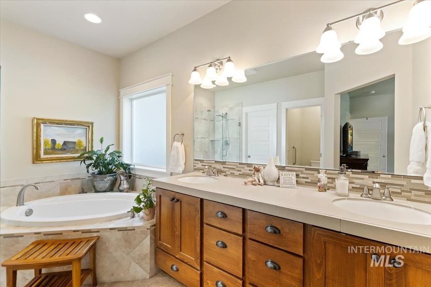 Welcome to Carriage Hill, where quality craftsmanship and - photo 13