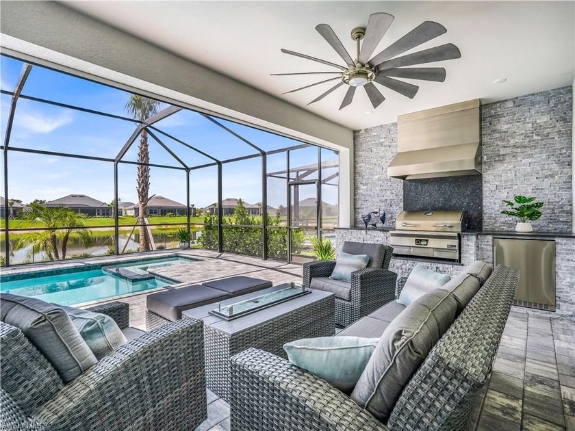 Experience luxury living in this exceptional BUNDLED GOLF - photo 2