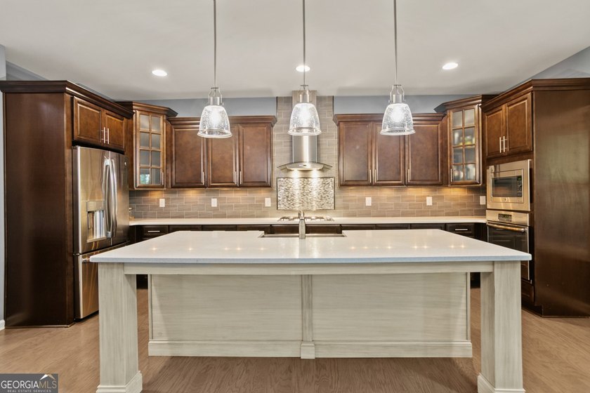 Amazing home in prime location!! Two story, traditional home - photo 14