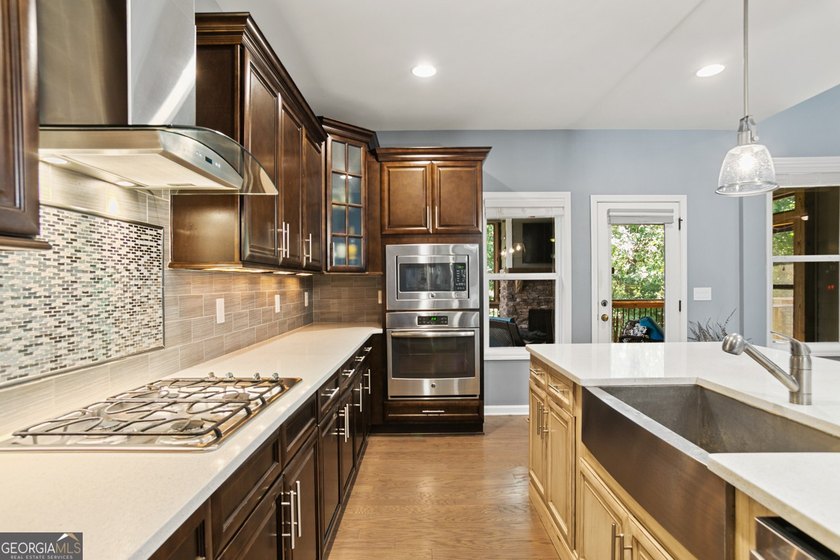 Amazing home in prime location!! Two story, traditional home - photo 17