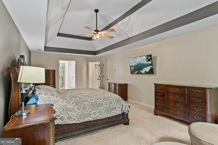 Amazing home in prime location!! Two story, traditional home - photo 27