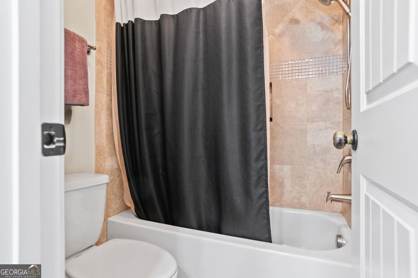 Amazing home in prime location!! Two story, traditional home - photo 36