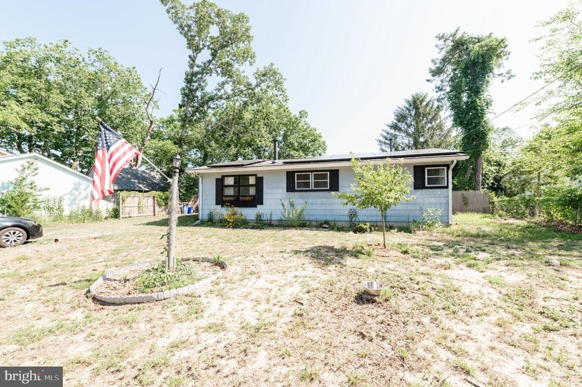 Welcome to lakefront living in Collings Lakes! This 3-bedroom - photo 2