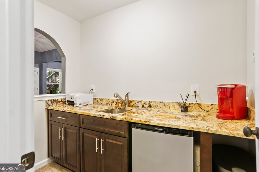 Amazing home in prime location!! Two story, traditional home - photo 47