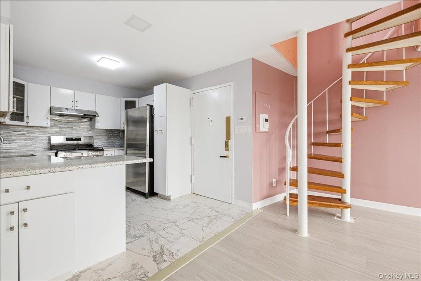 Duplex Penthouse Condo with Outdoor Space and Deeded Parking in - photo 4