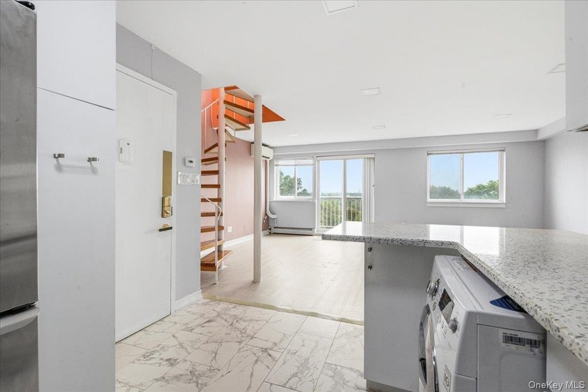 Duplex Penthouse Condo with Outdoor Space and Deeded Parking in - photo 10