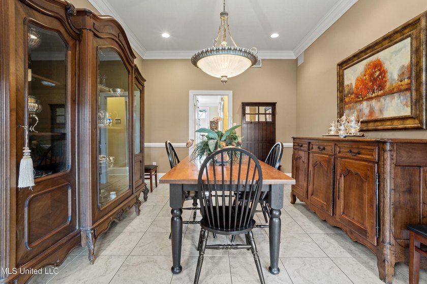 Perfect location and Incredible Opportunity! Beautiful 4 bedroom - photo 12