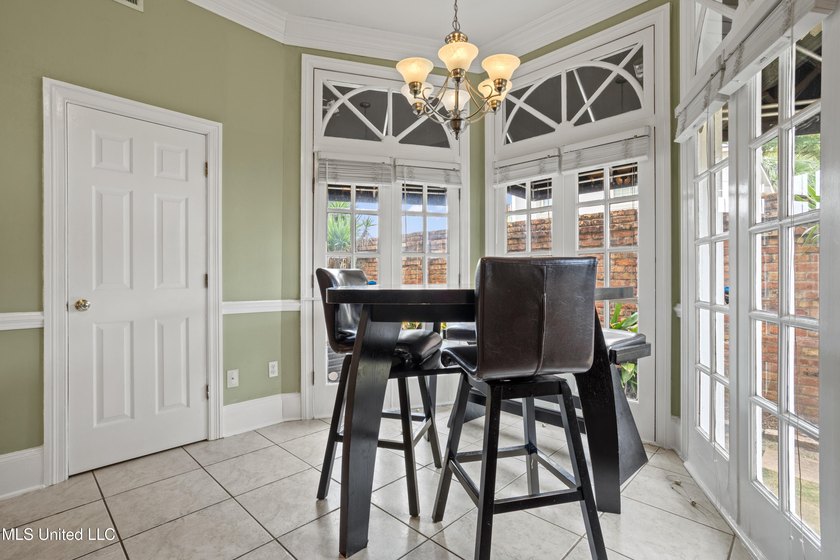 Perfect location and Incredible Opportunity! Beautiful 4 bedroom - photo 14