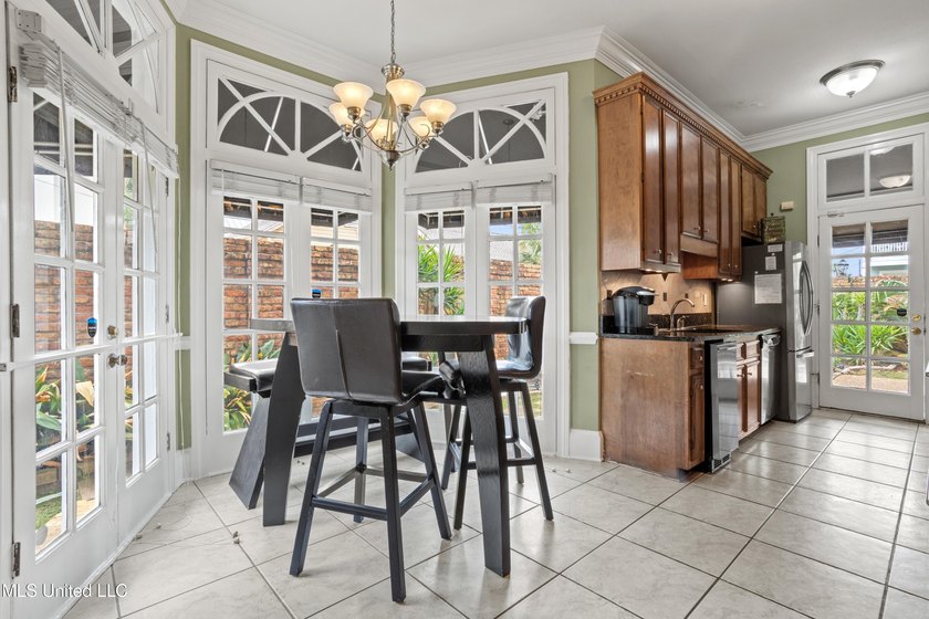 Perfect location and Incredible Opportunity! Beautiful 4 bedroom - photo 15
