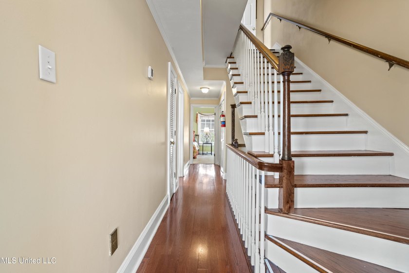 Perfect location and Incredible Opportunity! Beautiful 4 bedroom - photo 17