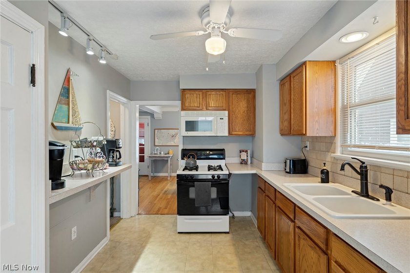Welcome to this charming Cape Cod with Lake Erie access - photo 18